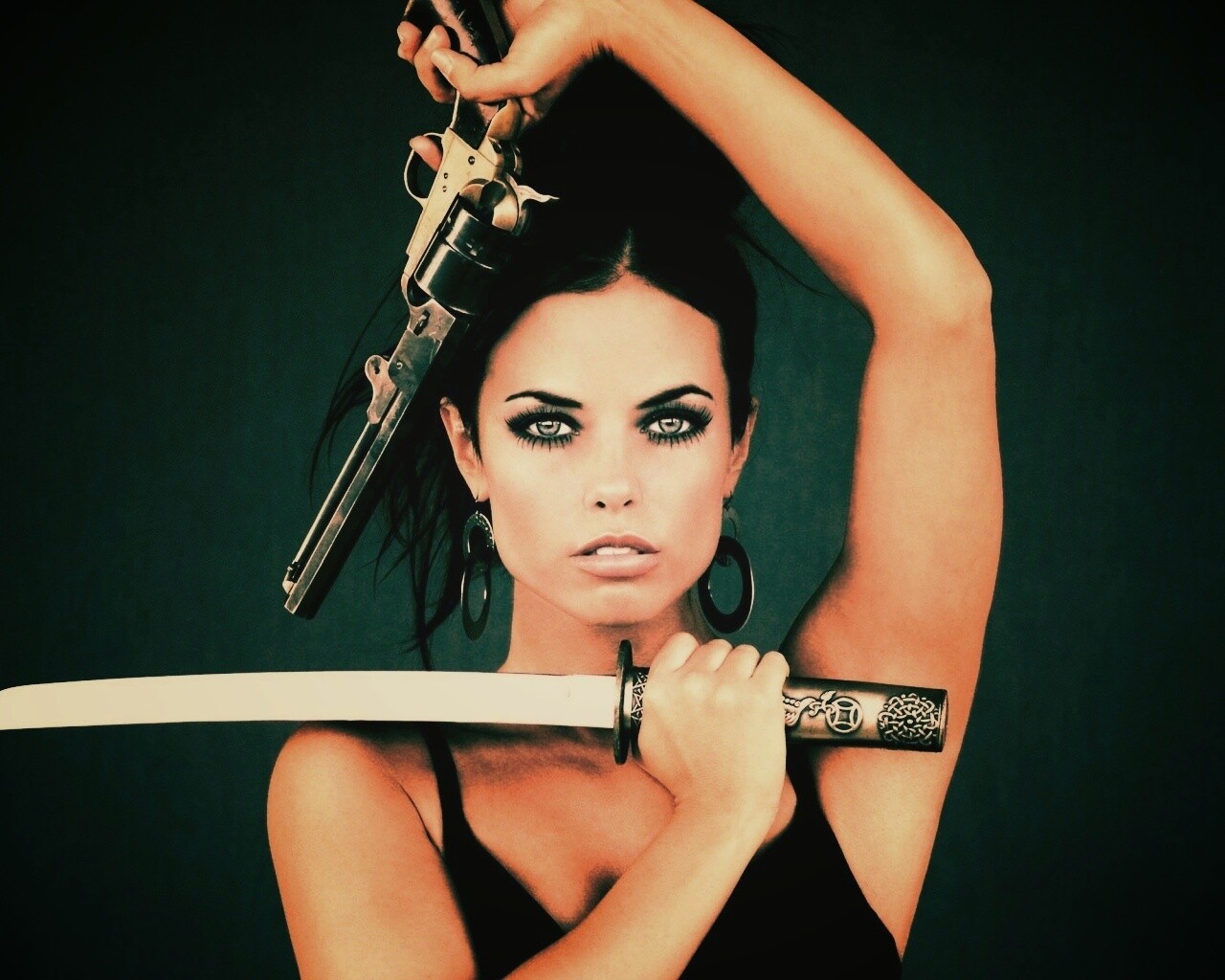 Девушка с мечом и пистолетом обои