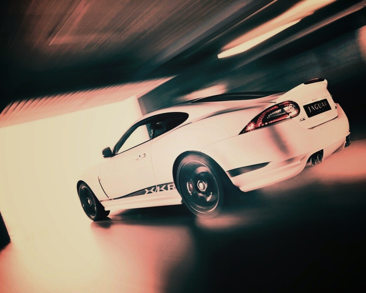 Белый ягуар в гараже обои