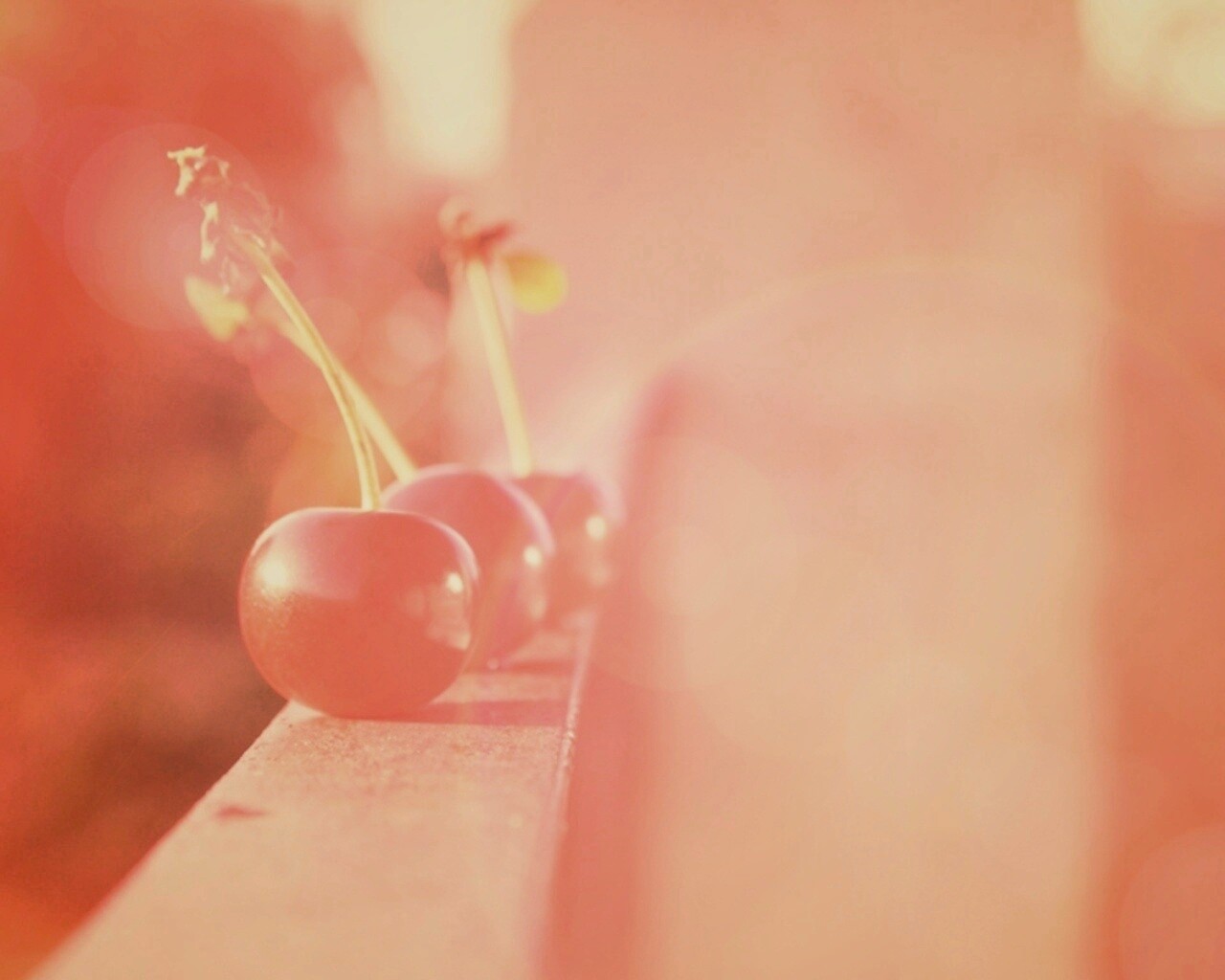 Вишенки на перилах обои