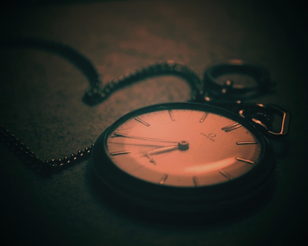 Часы на цепочке обои