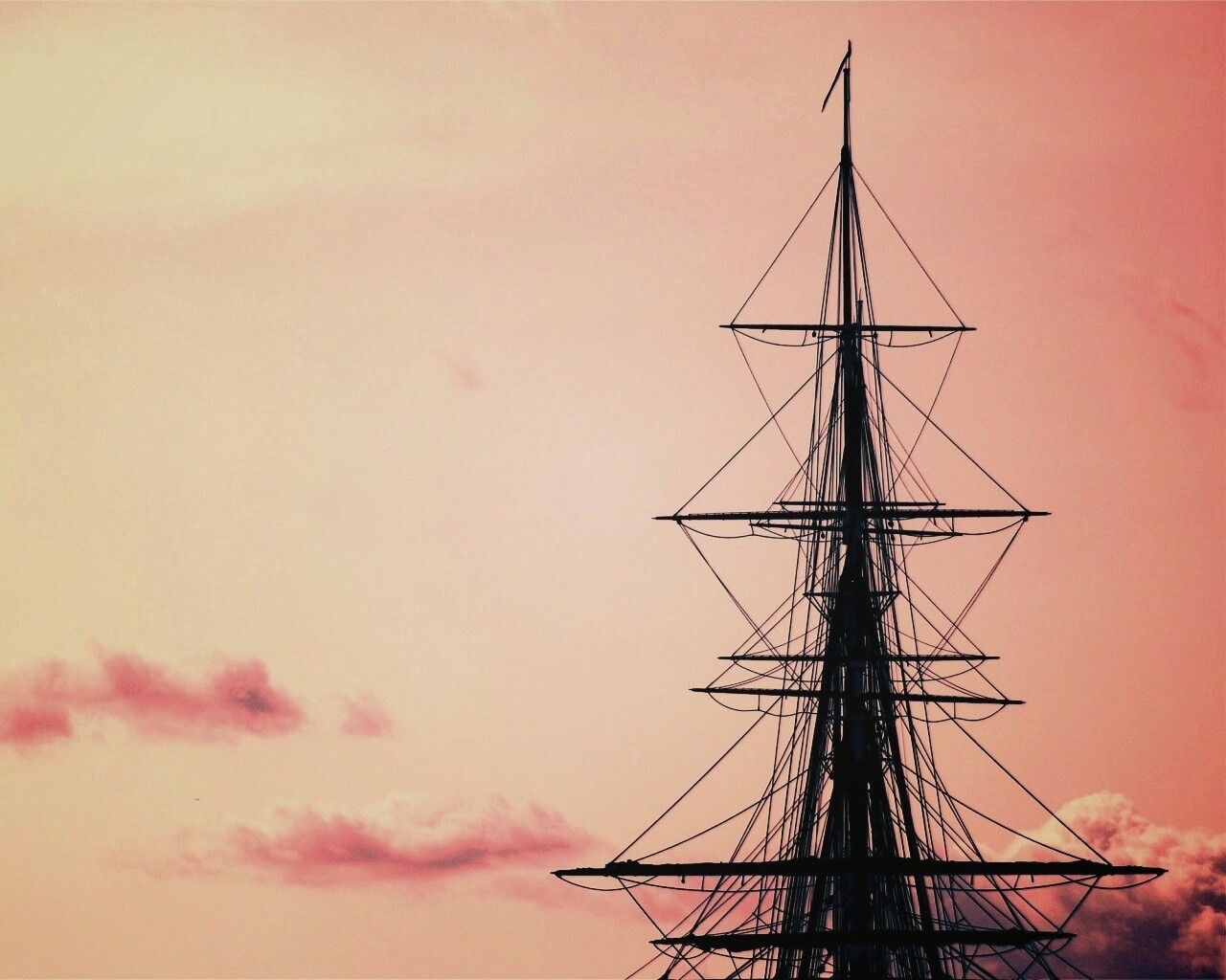 Мачта корабля на фоне неба обои