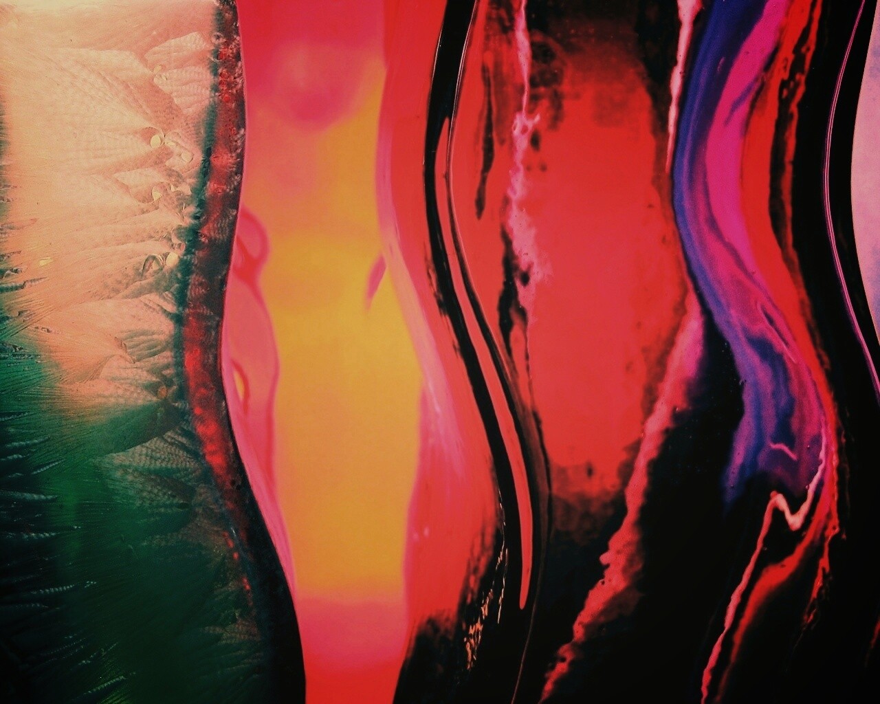 Цветные линии на стекле обои