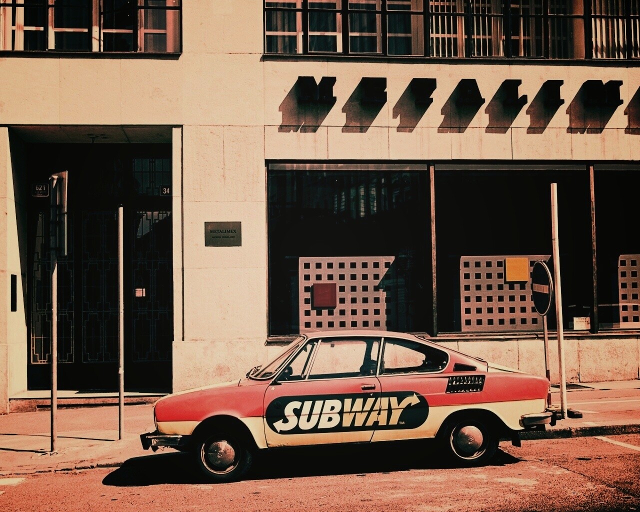 Реклама Subway на машине в Праге обои