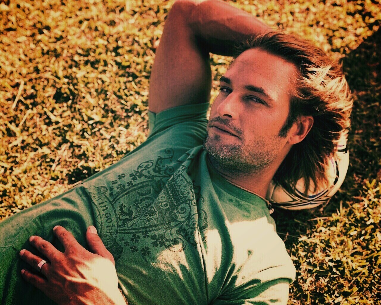 Джош Холлоуэй с мячом обои