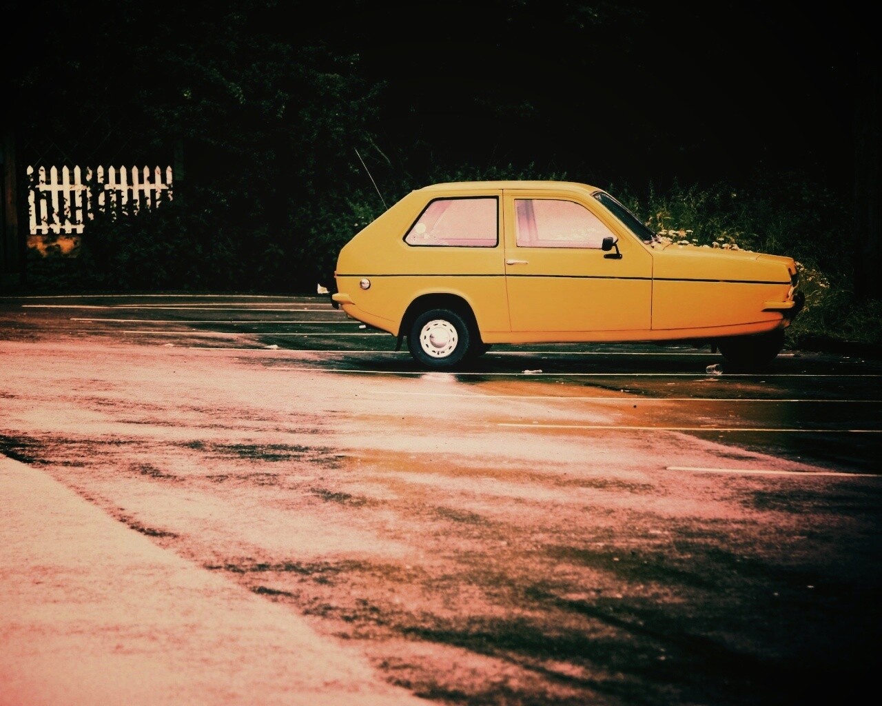 Трёхколёсный ретро автомобиль обои