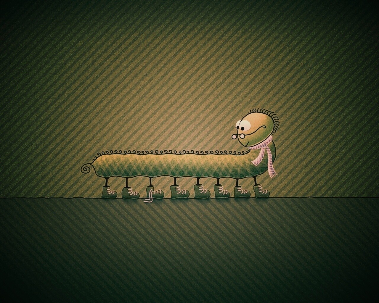 Гусеница в ботинках обои