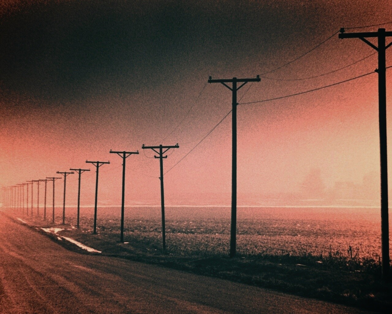 Столбы вдоль дороги обои