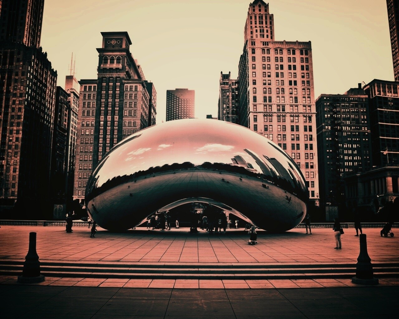 Отражение города в зеркальном монументе обои