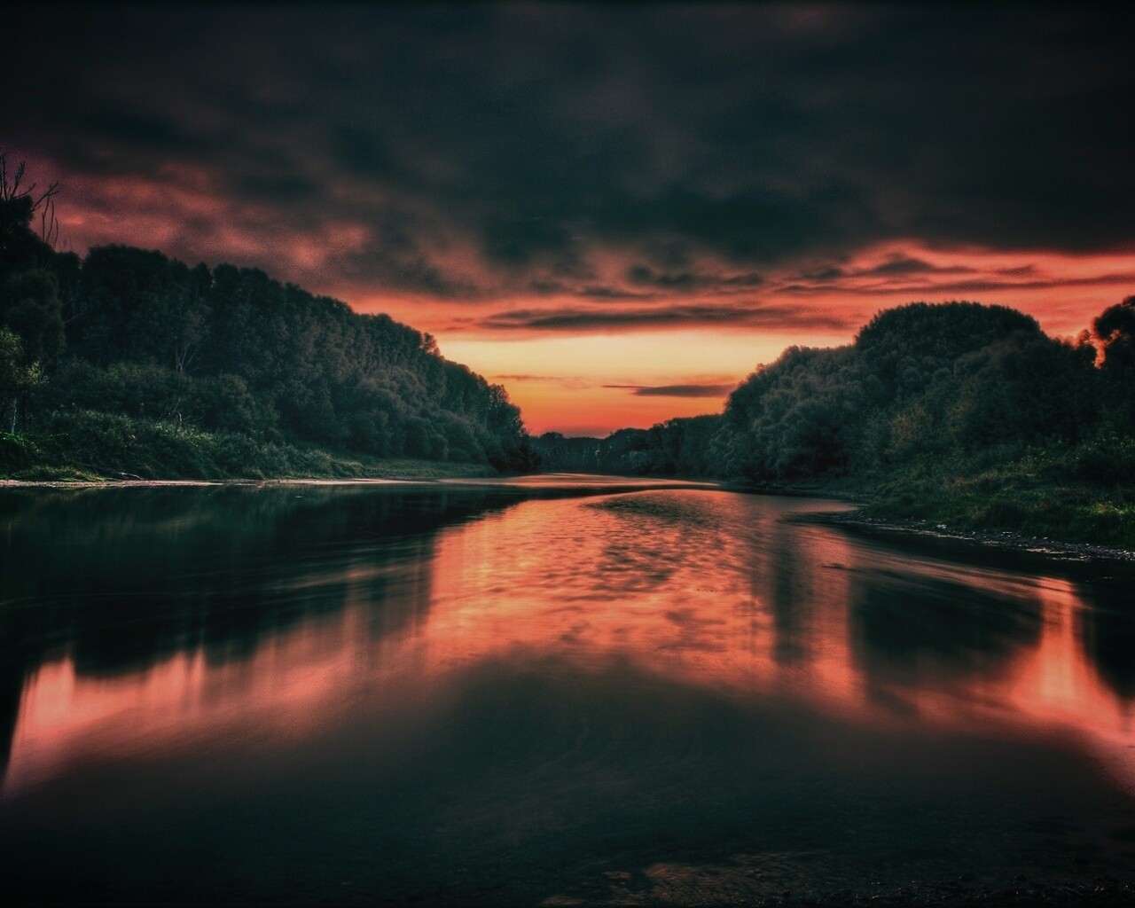 Багровый закат и водная гладь обои