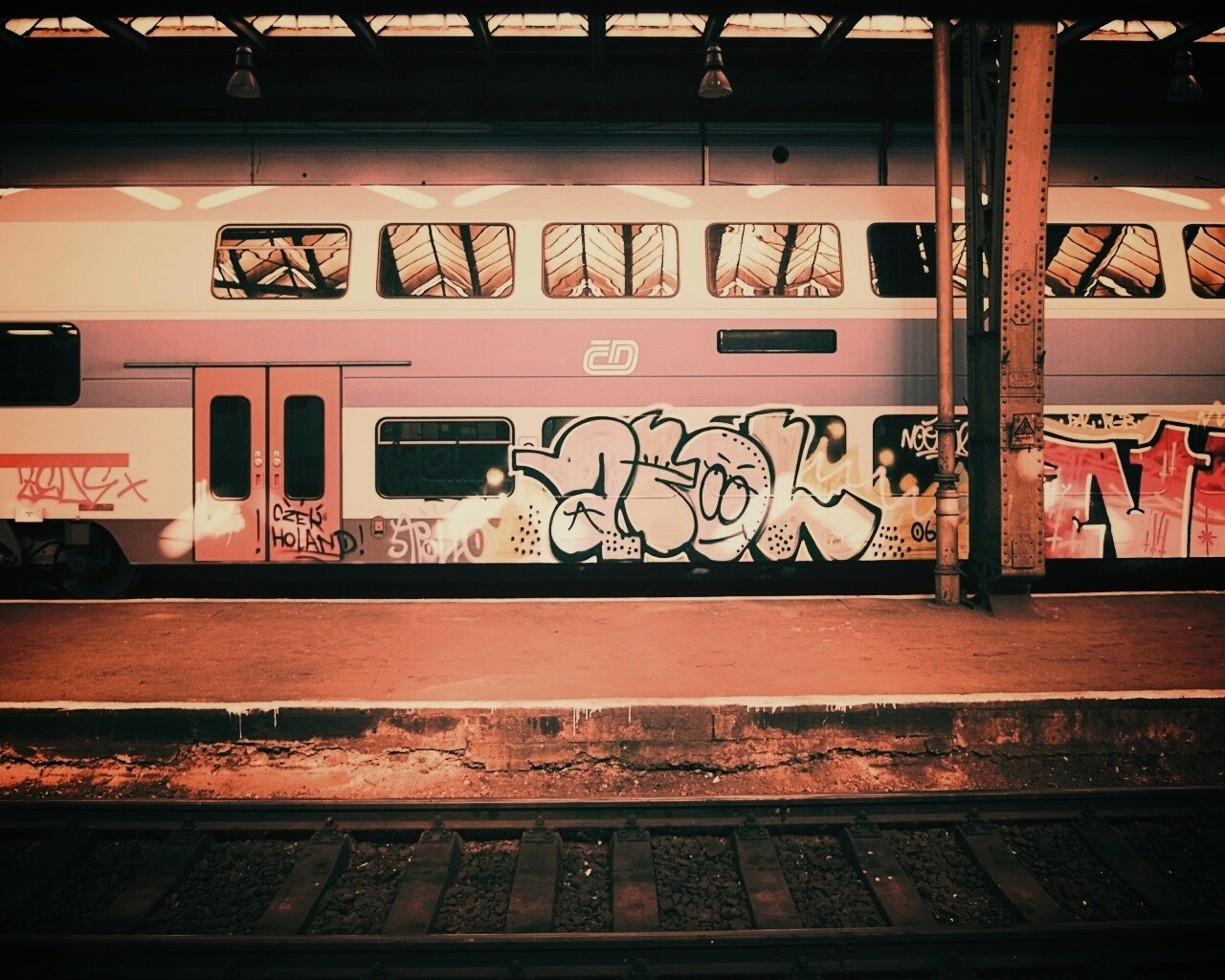 Изрисованный вагон метро обои