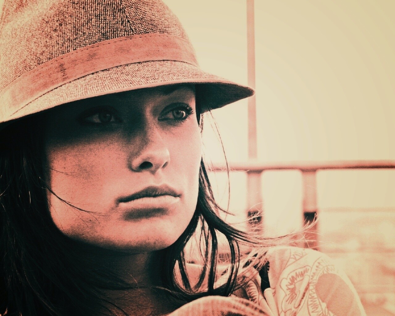 Оливия Уайлд в шикарной шляпе обои