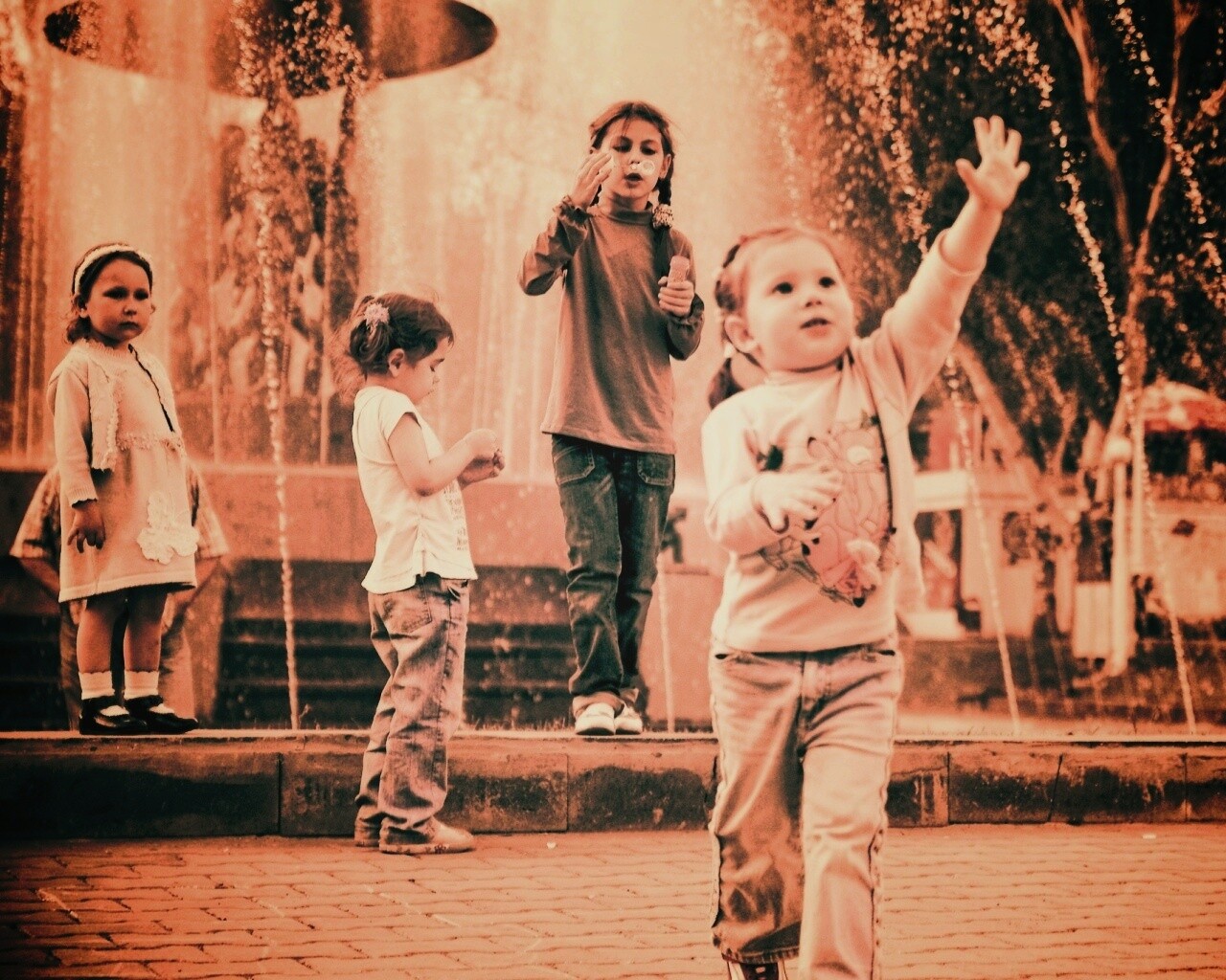 Дети у фонтана обои