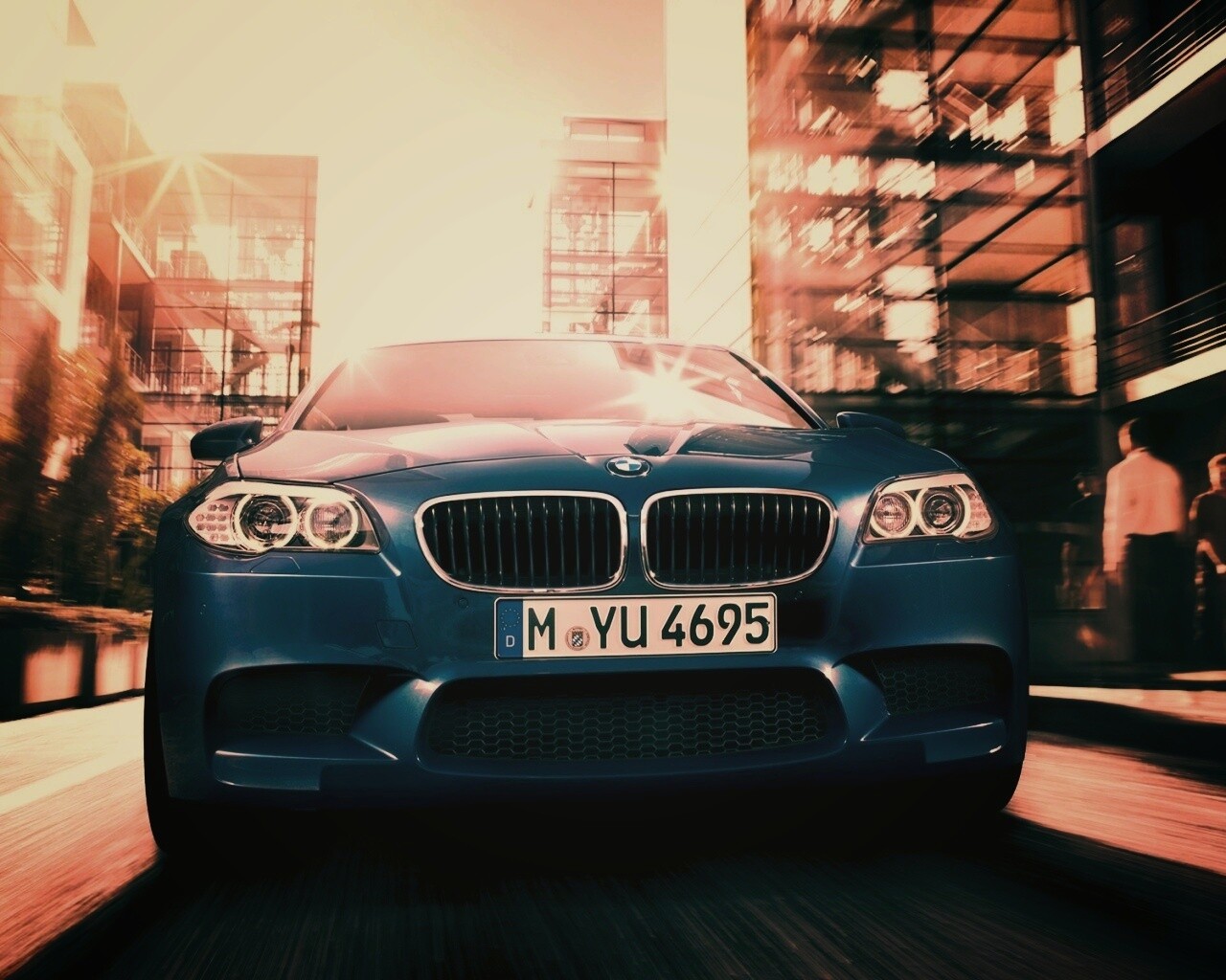 BMW покоряет городскую улицу обои