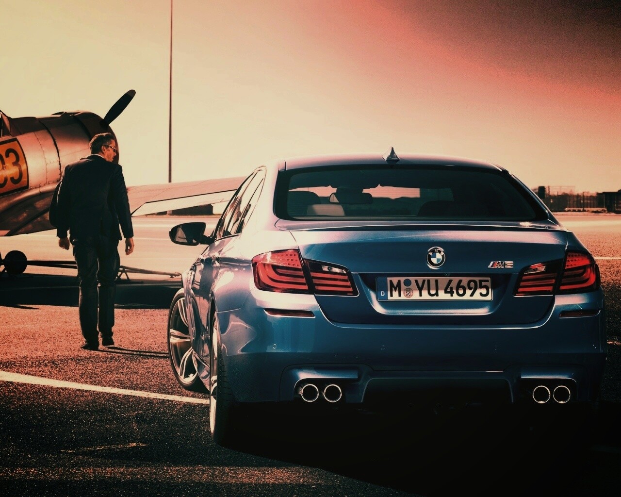 BMW F10 M5 на аэродроме обои