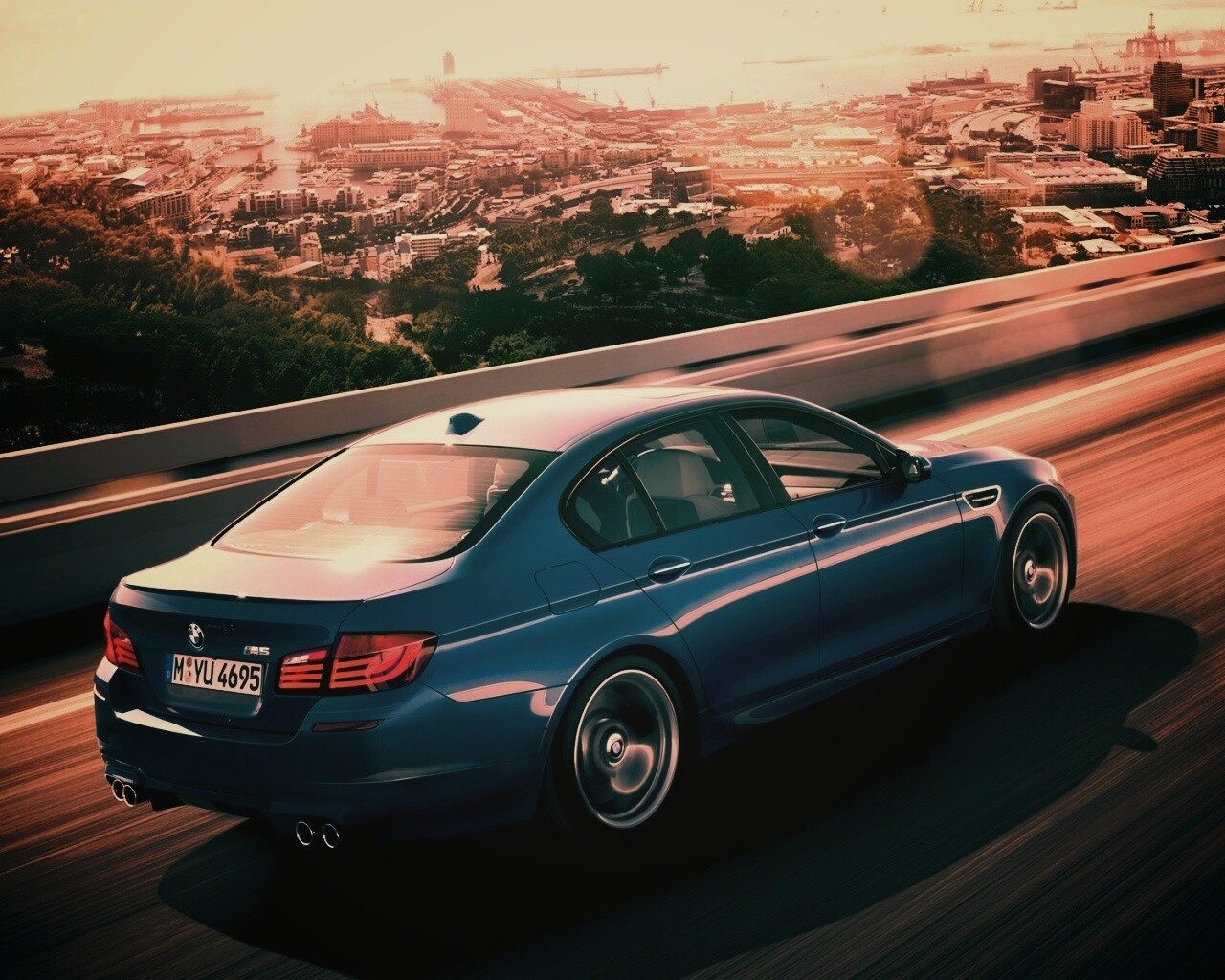 BMW F10 M5 на скоростной автостраде обои