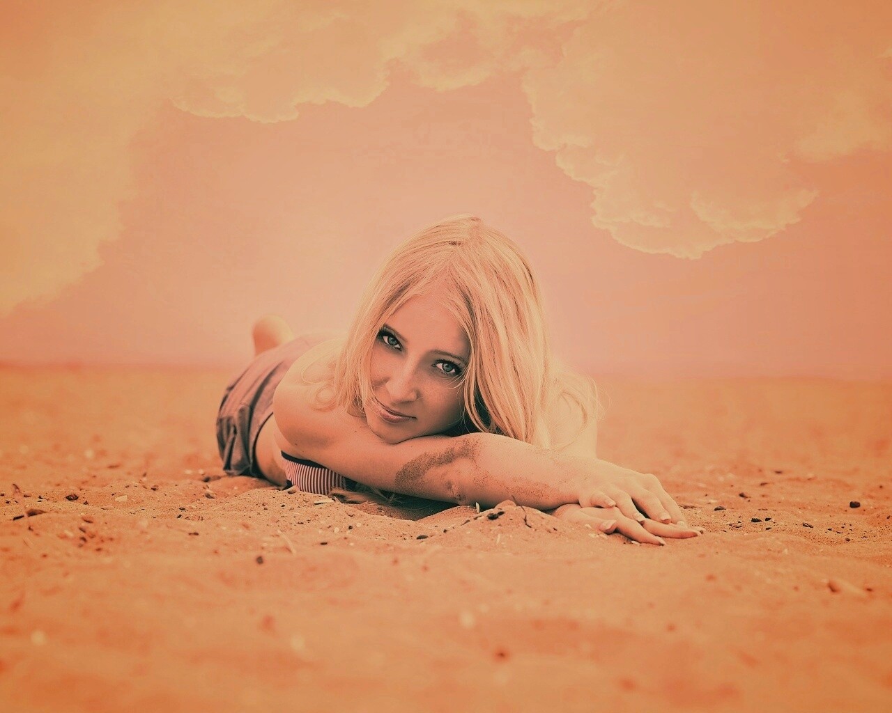 Девушка на песке обои