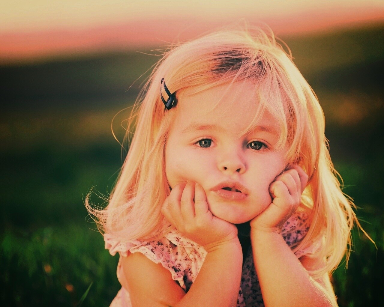 Малышка грустит обои