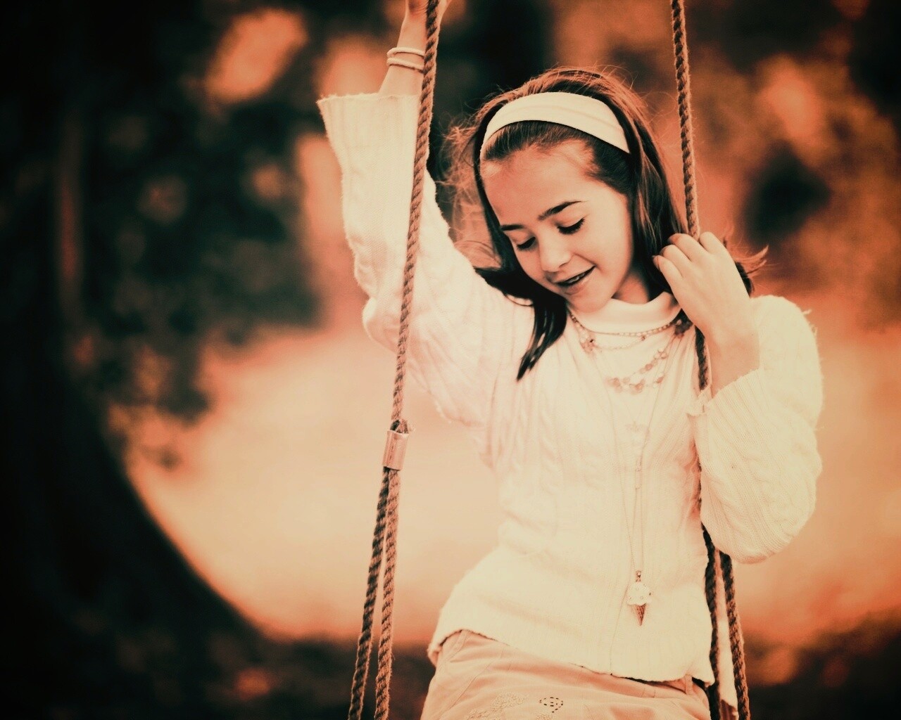Девочка на качелях обои