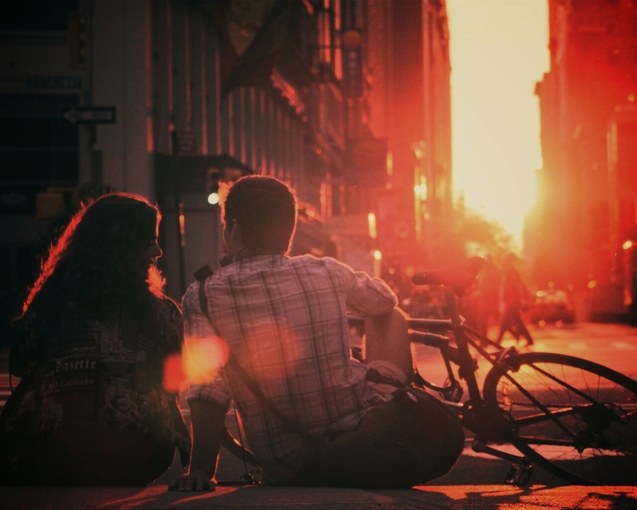 Девушка и парень с велосипедом на закате обои