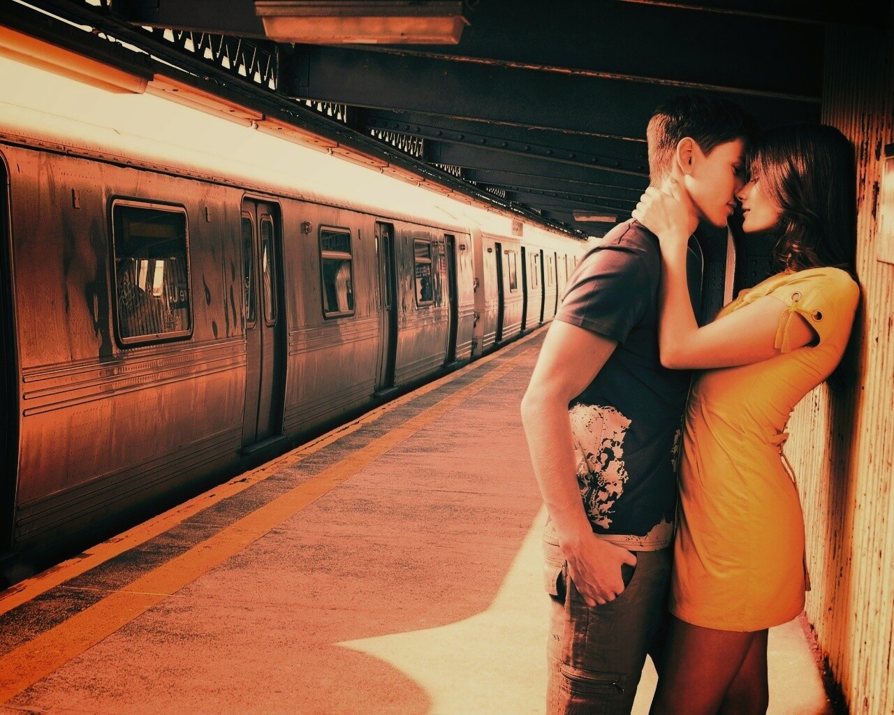 Прощание на станции метро обои