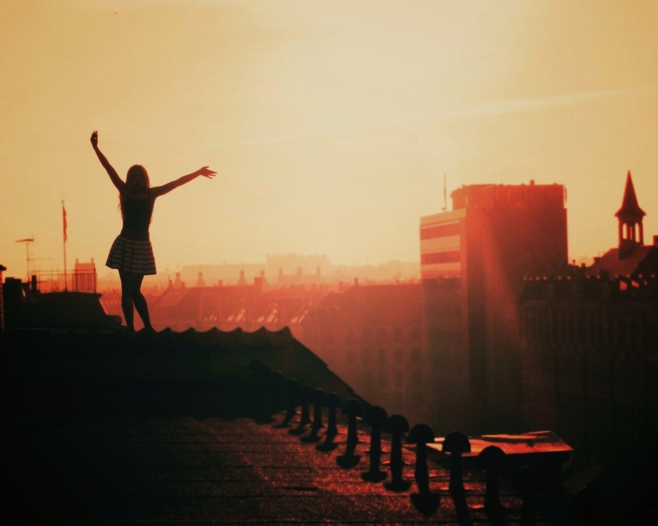 Девушка на крыше обои