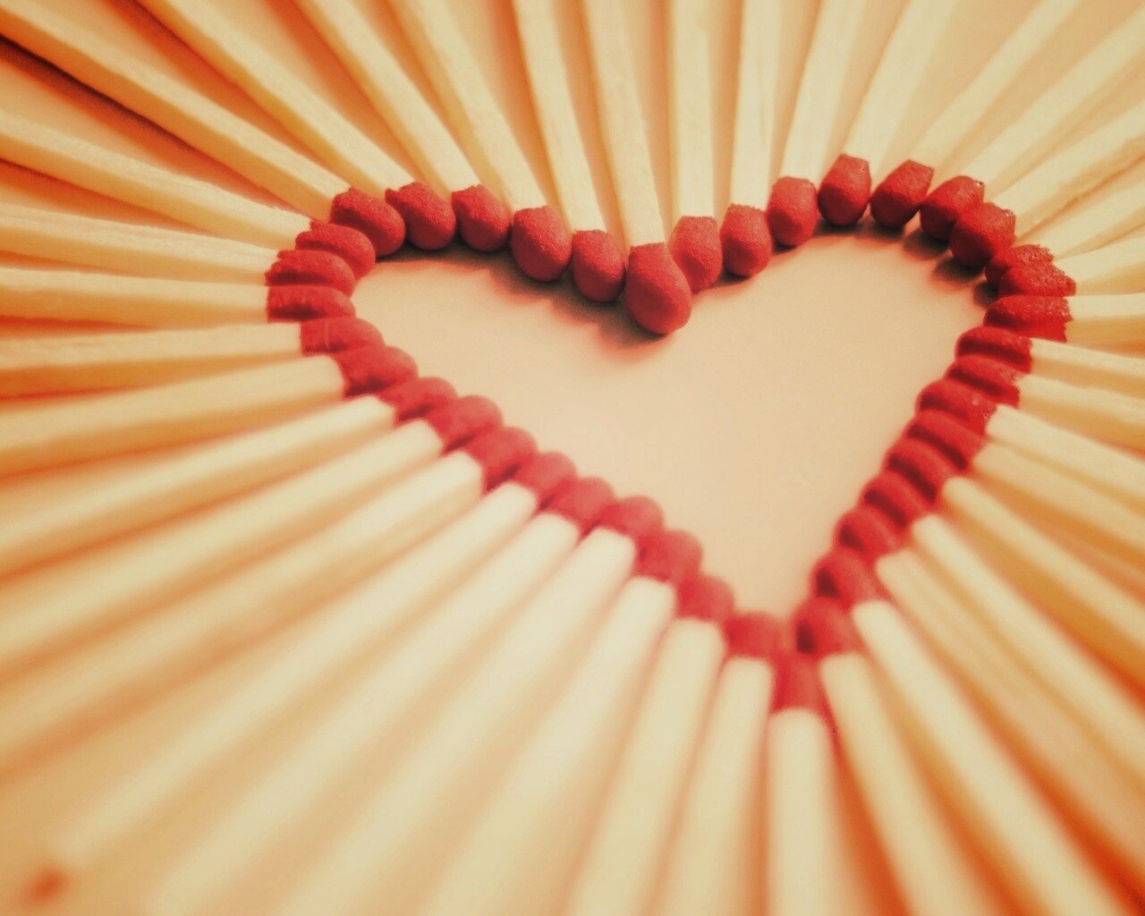 Сердечко из спичек обои