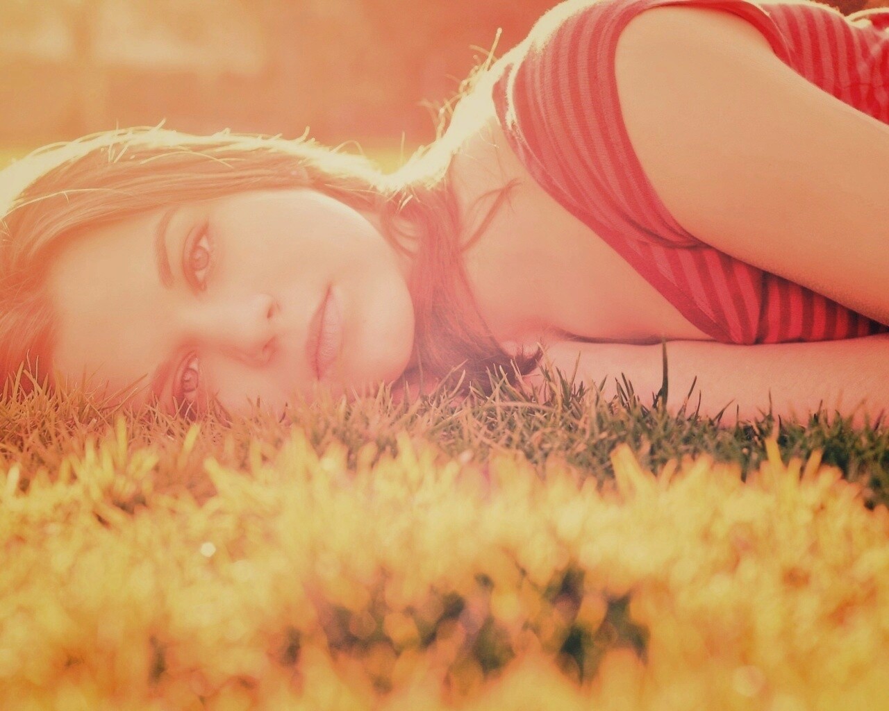 Девушка на траве обои