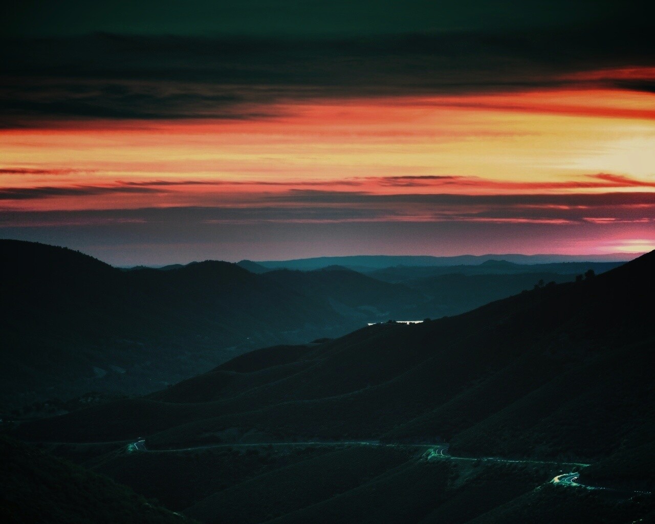 Дорога спускается с гор в долину обои