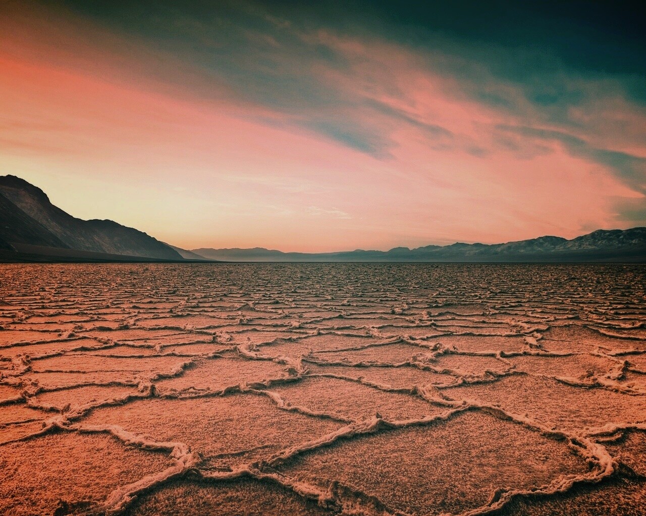 Высохшее пустынное озеро обои
