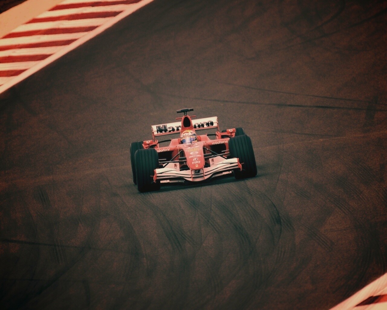 Болид на тарссе обои