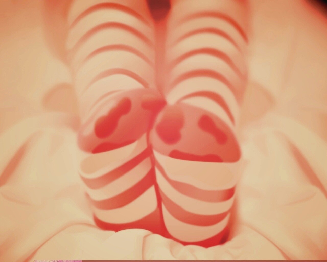 Ножки в полосатых чулках обои