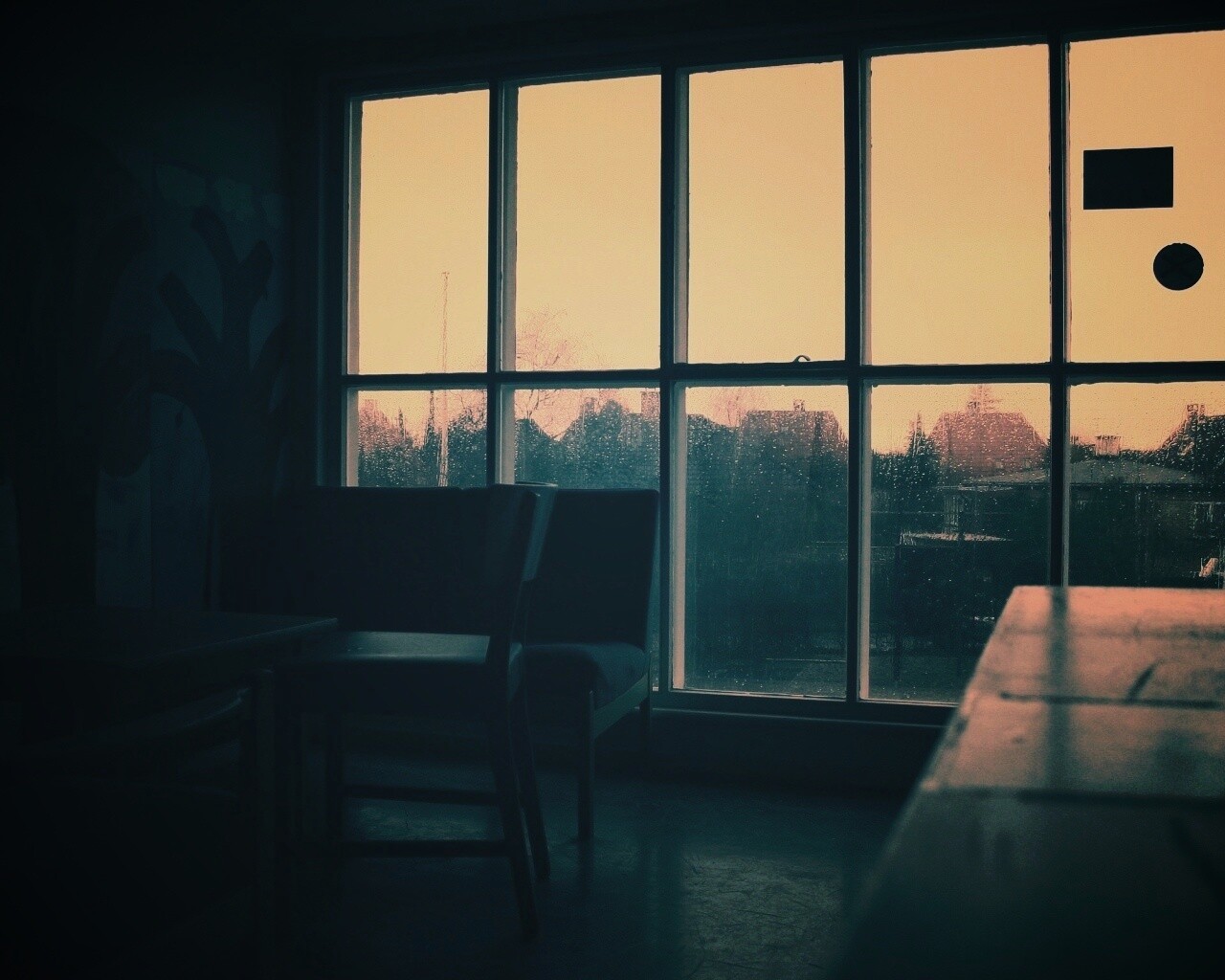 Тёмная комната и дождь за окном обои