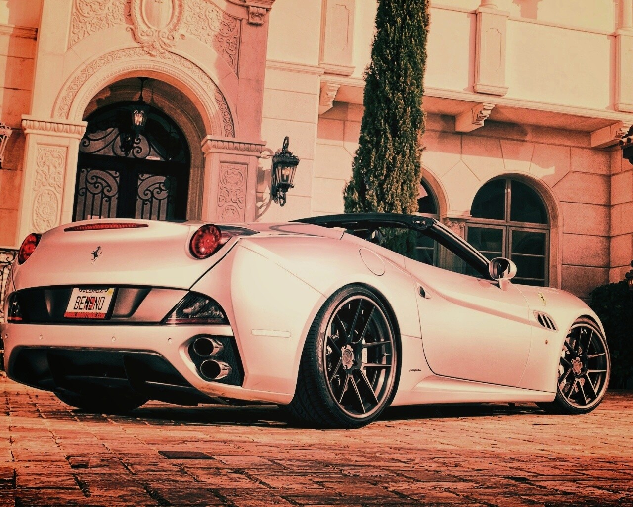 Ferarri у особняка обои