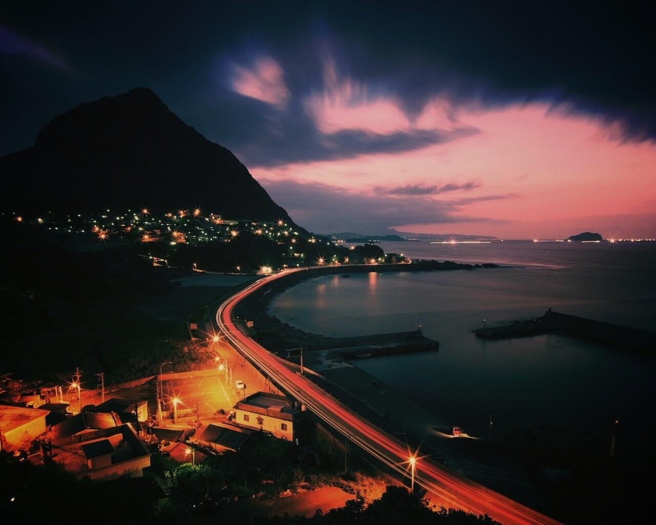 Городок у моря обои