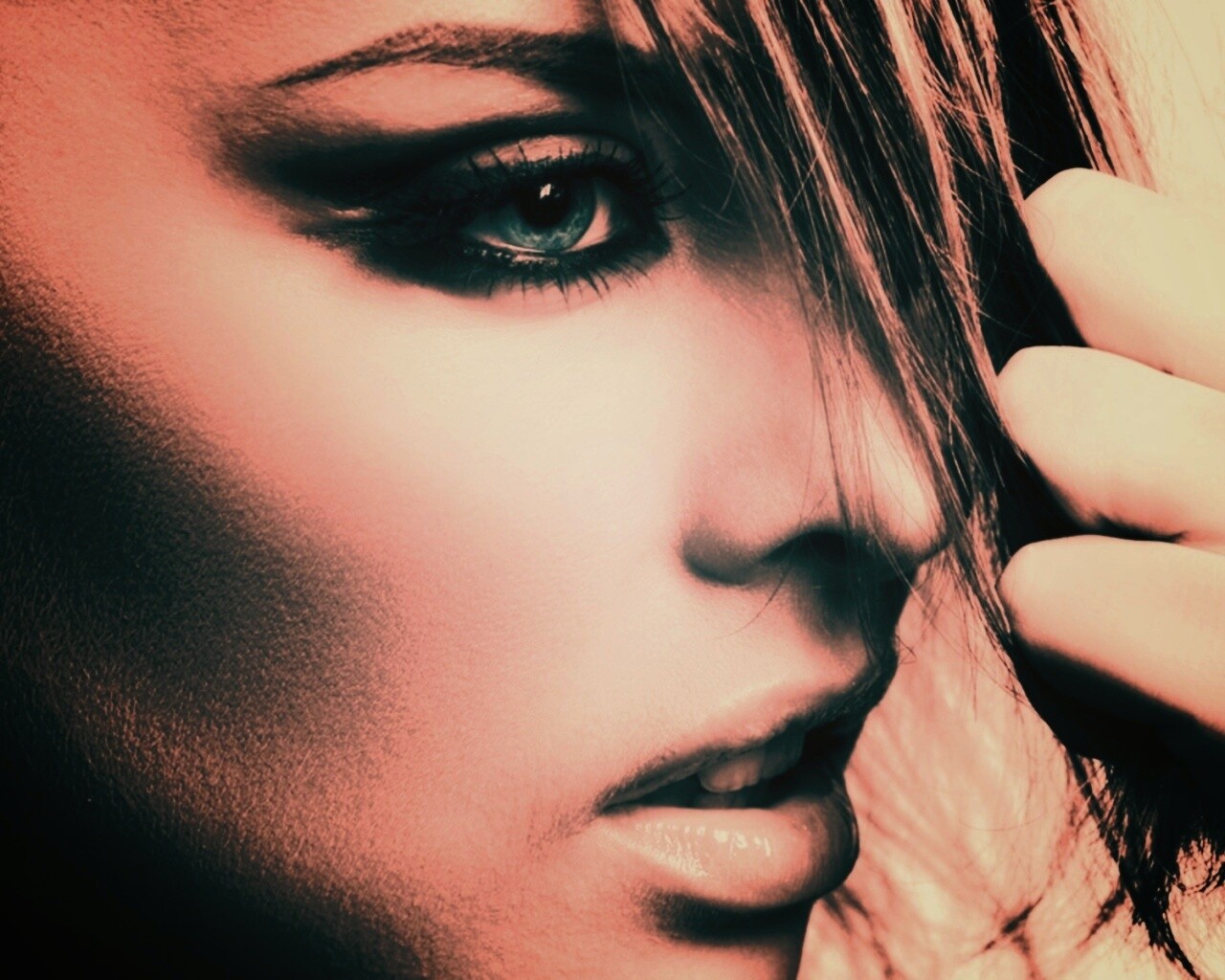 Глаза цвета моря обои