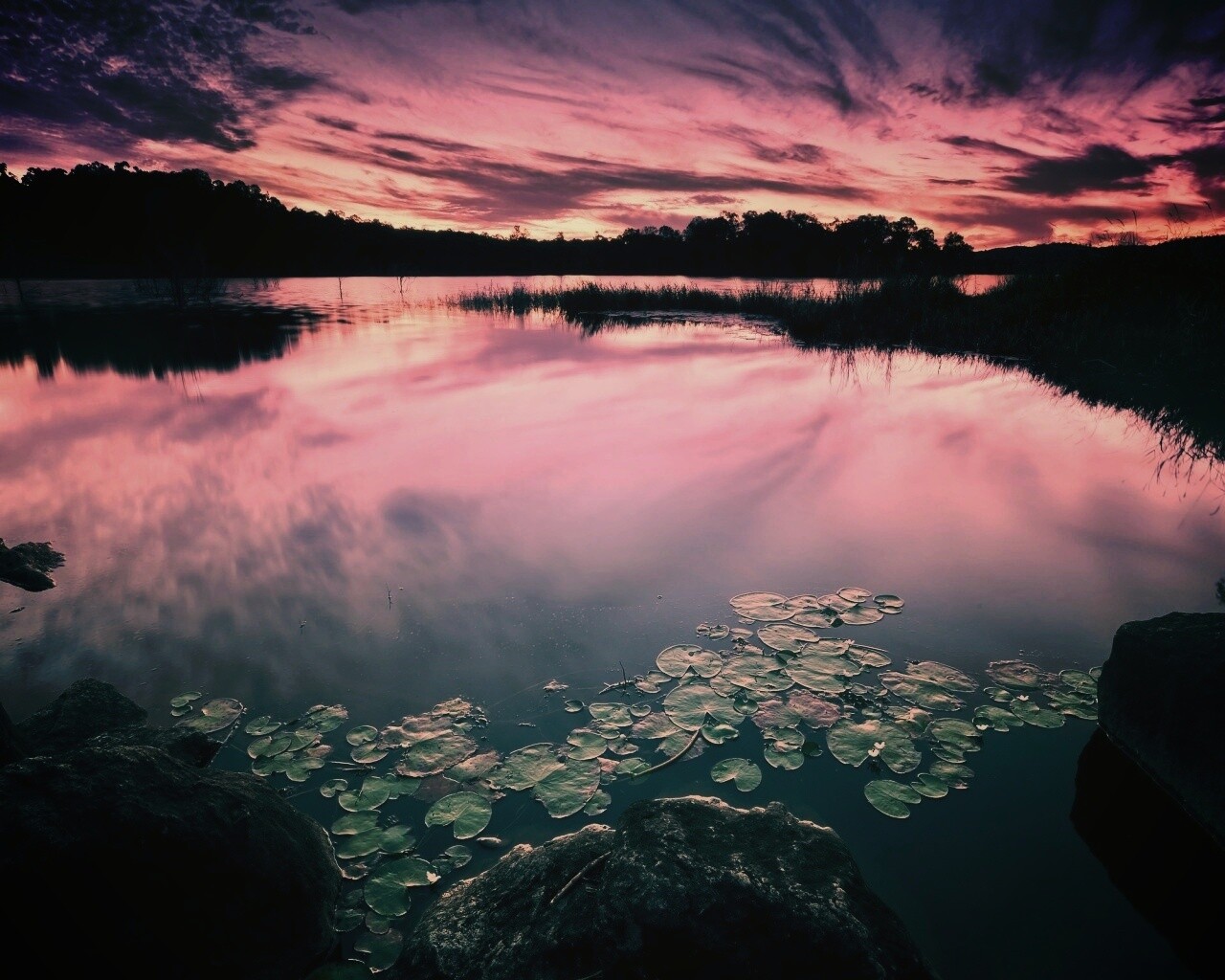 Озеро поздним вечером обои