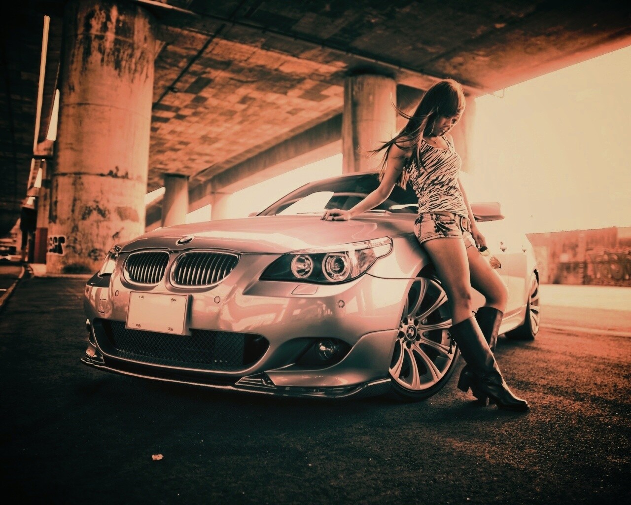 Девушка у BMW обои