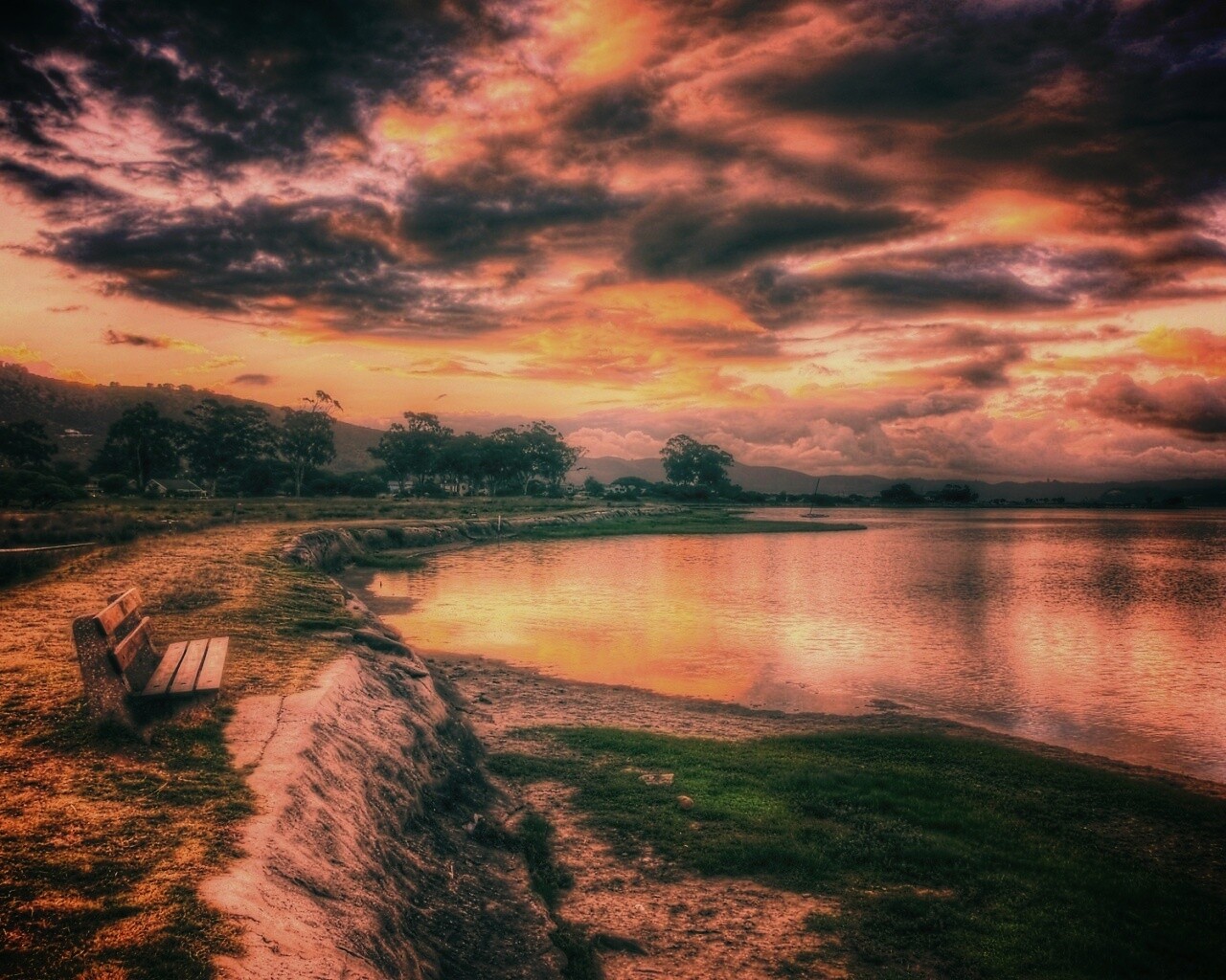 Скамейка у озера обои