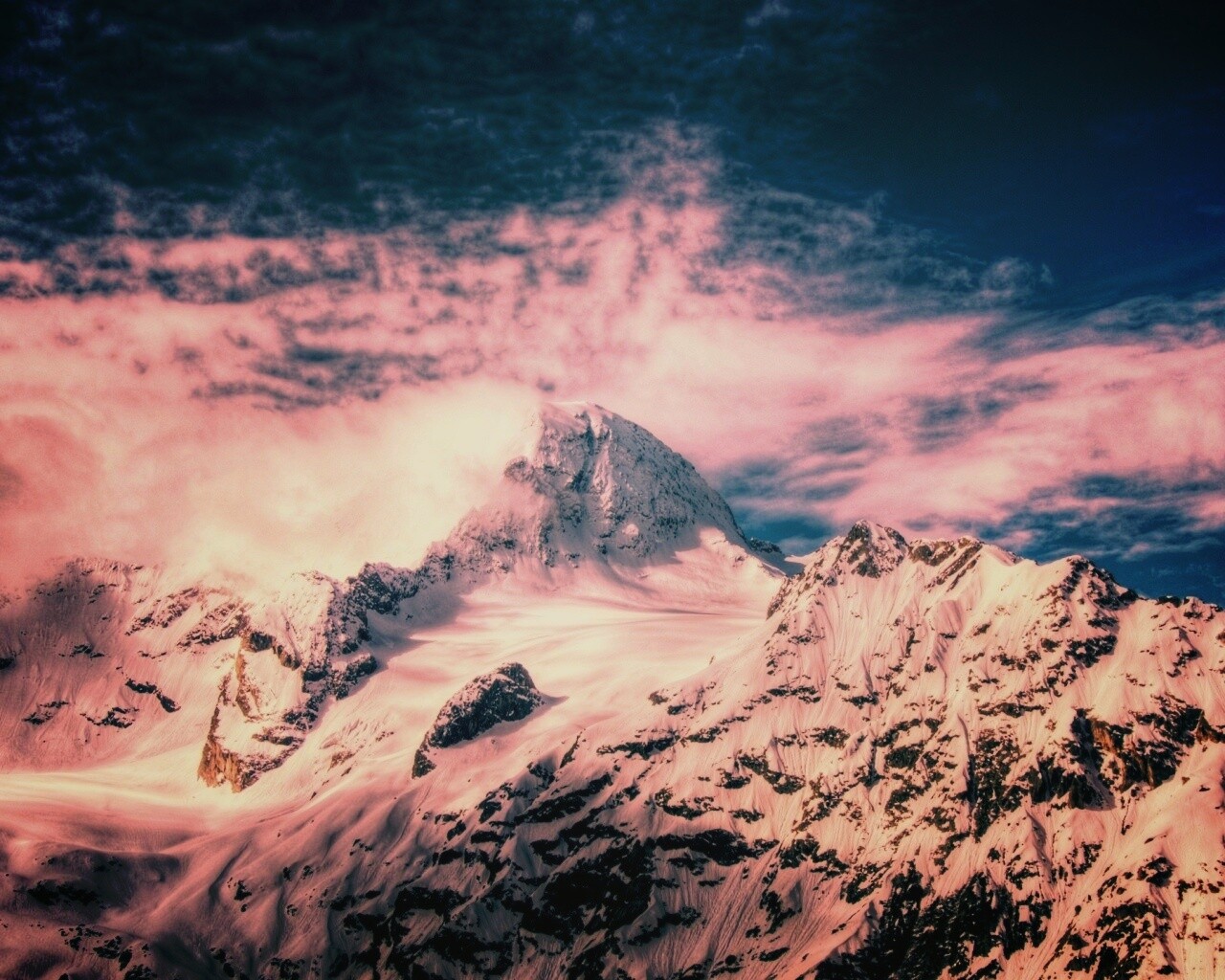 Снежные горные вершины на ветру обои