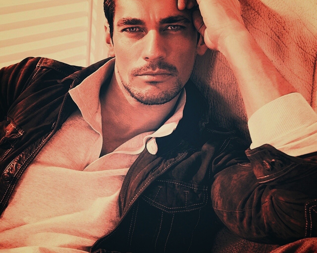 Парень в куртке обои