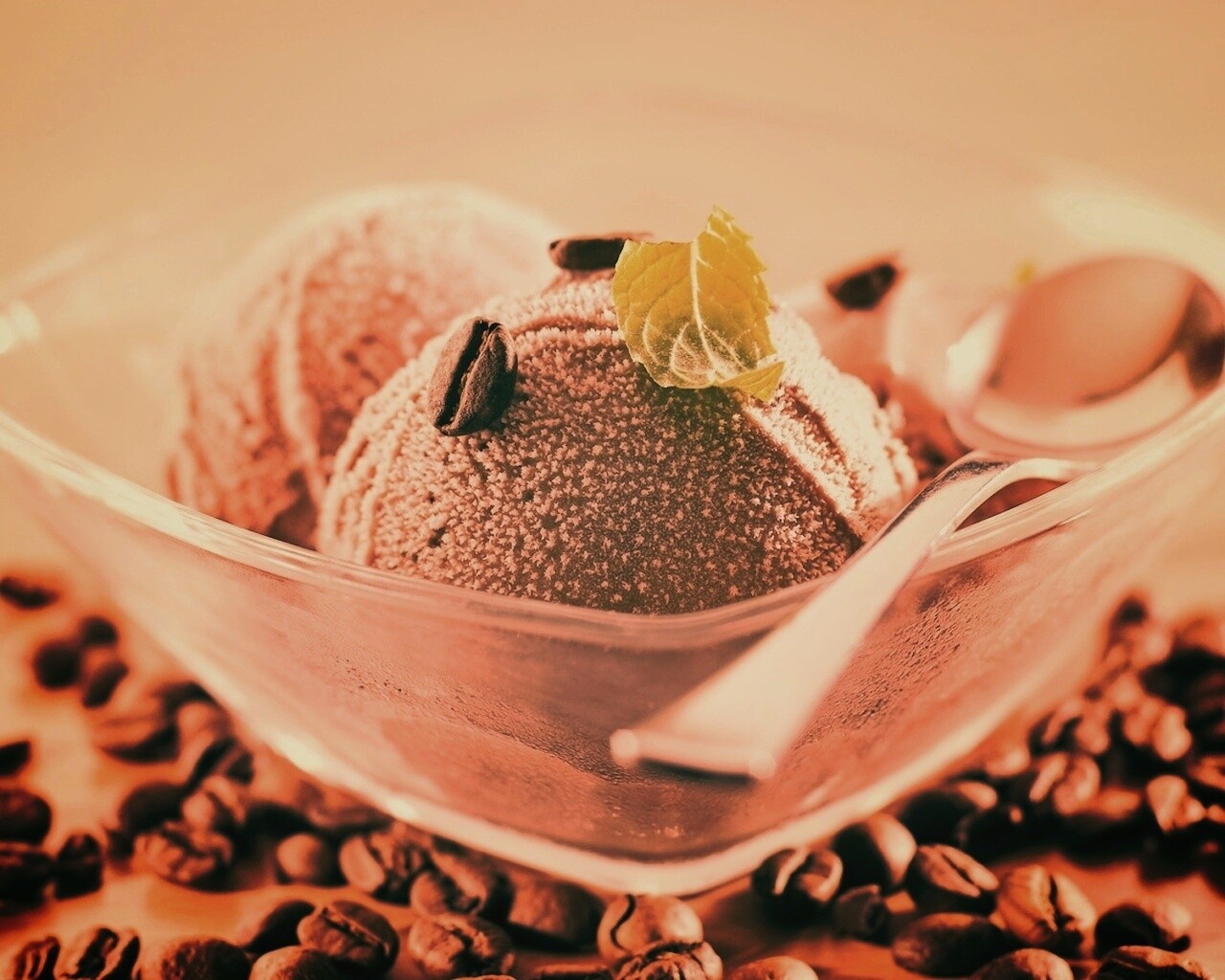 Кофейное мороженое с листиком мяты обои