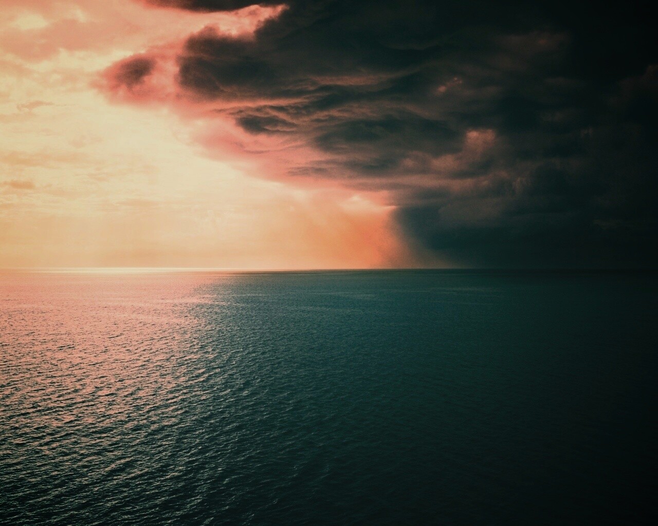 Синее море и грозные тучи обои