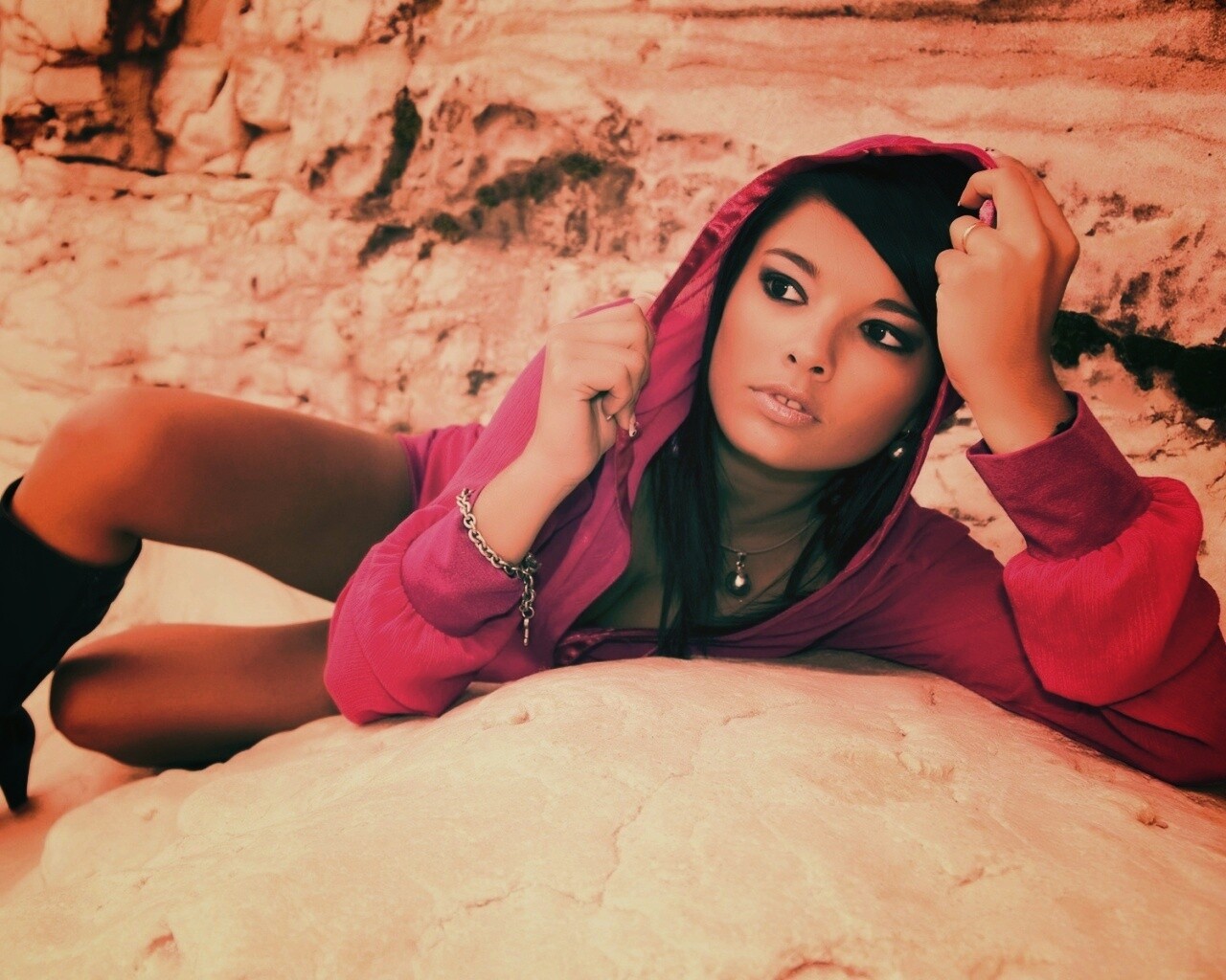 Девушка в розовой накидке обои
