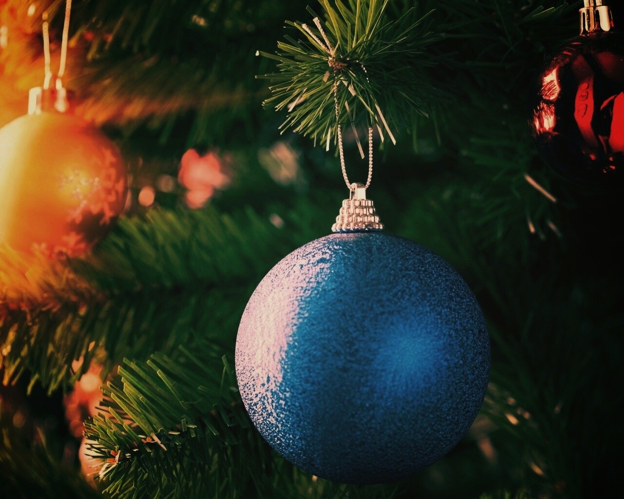 Шары на ёлке обои