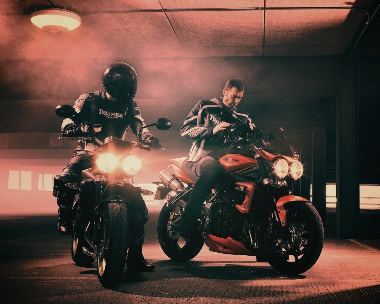 Мотоциклисты на парковке обои