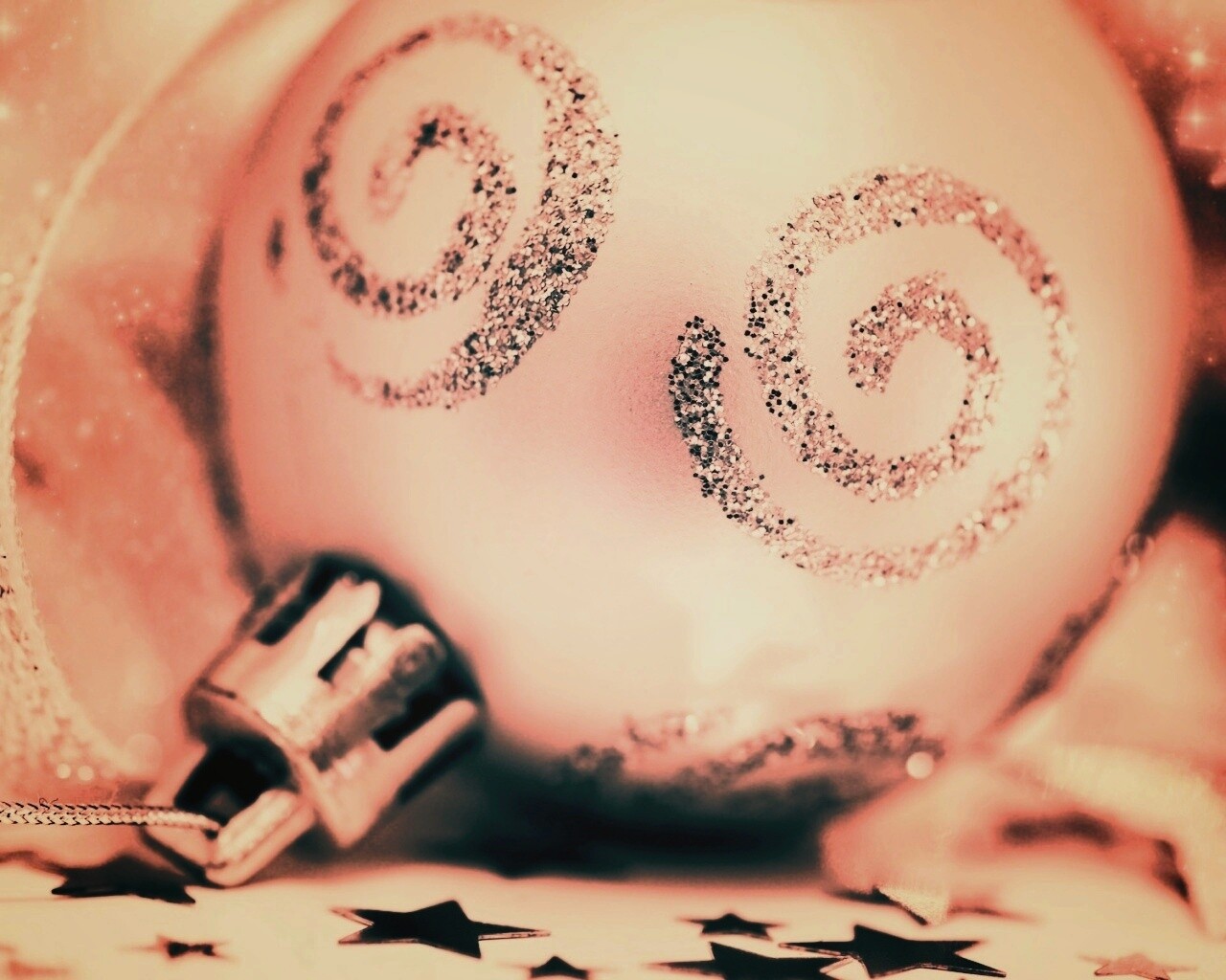 Ёлочный шарик белого цвета обои