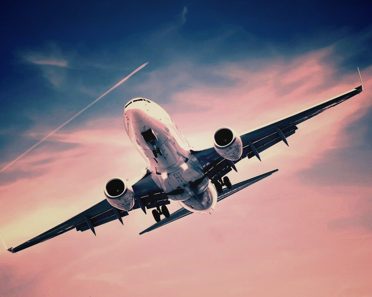 Лайнер в небе обои