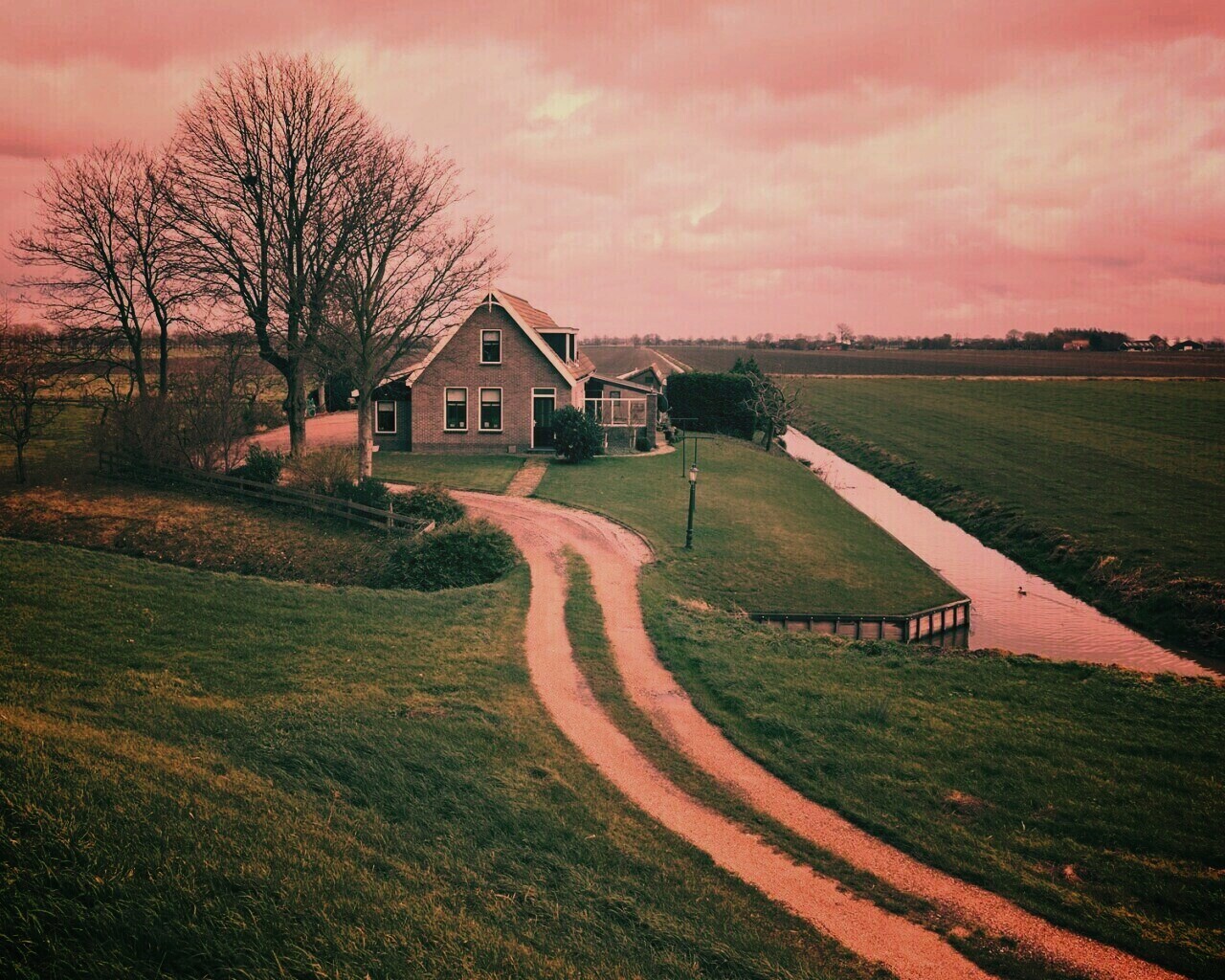 Дом в поле обои