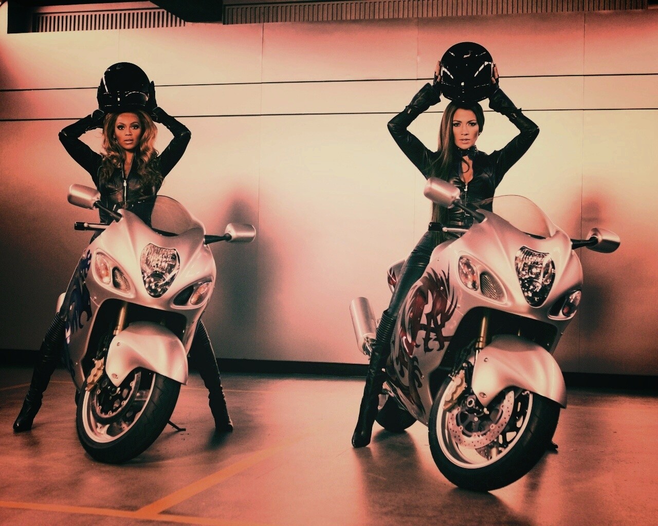 Бейонсе и Джей Ло на мотоциклах обои