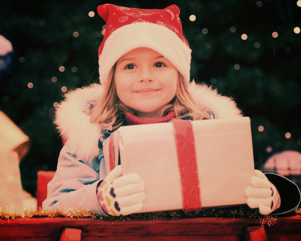 Ребенок с подарком обои